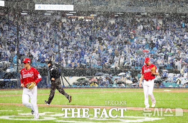 SSG 랜더스는 하늘도 도와주지 않았다. SSG 선발 투수 앤더슨은 13일 삼성과의 준플레이오프 3차전서 선발 등판, 소나기로 37분간 중단된 뒤 구속이 급격히 떨어져 난타당했다. /대구=뉴시스