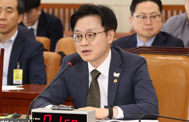 김정관 산업통상부 장관은 13일 국회에서 열린 산업통상자원중소벤처기업위원회(산자위) 국정감사에서 “한미 관세협상 후속협의에 최선을 다하겠다”고 강조했다. 사진은 지난달 23일 서울 여의도 국회에서 열린 국회 기후위기특별위원회 전체회의에 참여한 김 장관. / 뉴시스