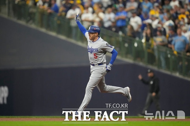 LA 다저스 프레디 프리먼이 14일(한국시간) 밀워키 브루어스와의 내셔널리그 챔피언십시리즈 1차전에서 6회초 선제 홈런을 날린 뒤 베이스를 돌고 있다. /밀워키=AP.뉴시스