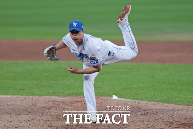 삼성 라이온즈 왼손 투수 배찬승이 14일 SSG 랜더스와의 준플레이오프 4차전서 혼신의 투구를 하고 있다. 배찬승은 2-2인 8회초 에레디아를 삼진으로 돌려 세워 추가 실점을 막았다. /대구=뉴시스