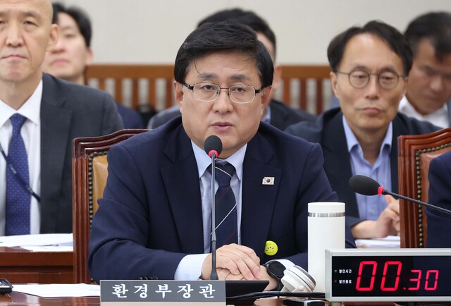 김성환 기후에너지환경부 장관은 14일 국회에서 열린 기후에너지환경노동위원회 국정감사에서 “재생에너지 보급을 확대하겠다”고 말했다. 사진은 지난달 19일 서울 여의도 국회에서 열린 환경노동위원회 전체회의에 참여한 김 장관. / 뉴시스