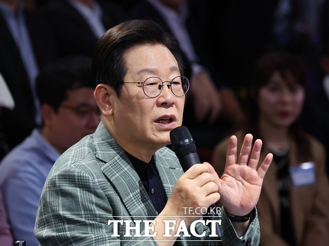 이재명 정부가 지난 15일 발표한 부동산 대책 이후 서울 아파트 거래량이 급감한 것으로 나타났다. 사진은 이재명 대통령이 지난 14일 서울 동대문구 콘텐츠문화광장에서 개최한 디지털토크라이브 국민의 목소리, 정책이 되다에서 발언하고 있다. /뉴시스