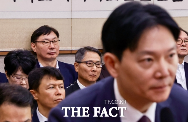 법무부 국정감사에서 이화영 전 경기도 평화부지사의 변호인 변경 과정에 김현지 대통령실 제1부속실장이 관여했다는 증언이 나왔다. 이화영 전 경기도 평화부지사가 14일 오전 서울 여의도 국회 법제사법위원회에서 열린 법무부 등에 대한 국정감사에서 과거 자신의 대북 송금 사건을 수사했던 박상용 법무연수원 교수의 발언을 듣고 있다. /뉴시스