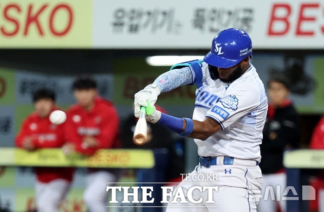 삼성 라이온즈 디아즈가 14일 대구 삼성라이온즈파크에서 열린 SSG 랜더스와의 준플레이오프 4차전에서 8회말 결승 우월 2점 홈런을 날리고 있다. /대구=뉴시스