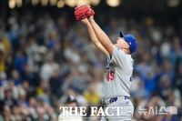  다저스, 희대의 ‘본헤드 플레이’-스넬 역투로 덮었다…밀워키 2-1 제압[NLCS 1차전]