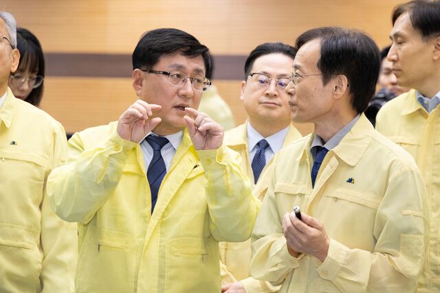 기후에너지환경부는 김성환 장관이 포스코 포항제철소 수소환원제철 실증사업 현장을 시찰했다고 15일 밝혔다. 사진은 지난 2일 김 장관이 의왕시 한국전력거래소 경인지사를 방문한 모습. / 기후부