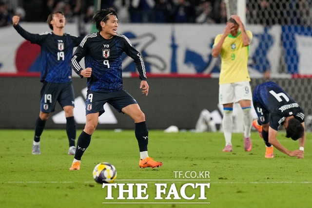 14일 브라질과 친선경기에서 3-2 역전승을 거두고 환호하는 일본 선수들./도쿄=AP.뉴시스