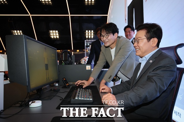 이재명 대통령이 15일 서울 성동구 펍지 성수에서 열린 K-게임 현장 간담회에서 크래프톤의 신작 게임 인조이를 체험하고 있다. /뉴시스