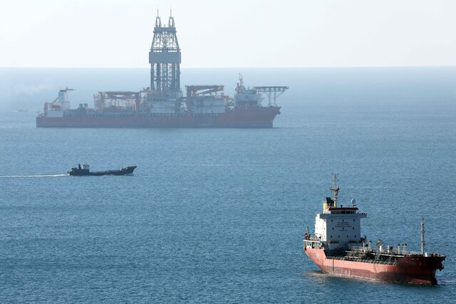 산업부는 김정관 장관이 지난 13일 국정감사에 제기된 대왕고래 시추사업 주요 의혹 사항과 관련해 석유공사에 대한 감사원 공익감사 청구를 지시했다고 15일 밝혔다. 사진은 지난해 12월 9일 부산 영도구 외항에 정박하고 있는 웨스트 카펠라호. / 뉴시스