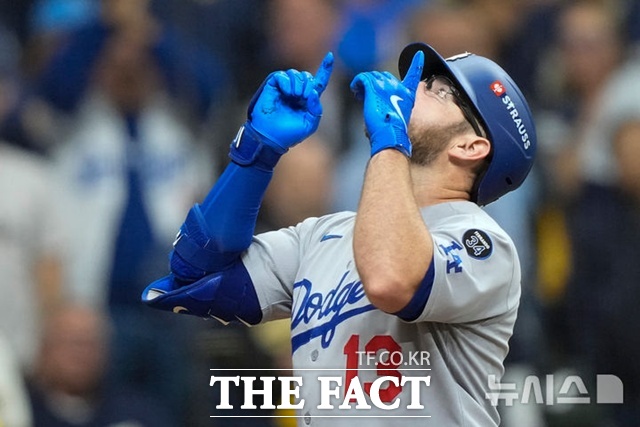 LA 다저스 간판 타자 맥스 먼시가 15일(한국시간) 밀워키 브루어스와의 내셔널리그 챔피언십시리즈 2차전서 6회초 중월 솔로 홈런을 날린 뒤 세리모니를 하고 있다. /밀워키=AP.뉴시스