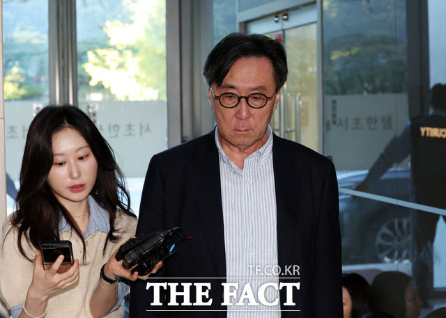 장호진 전 국가안보실장이 16일 오전 서울 서초구 순직해병 특검 사무실에 피의자 신분으로 출석하며 취재진의 질문에 입을 닫고 있다. /뉴시스