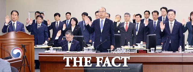 16일 세종시 정부세종청사에서 열린 국회 정무위원회의 국가보훈부, 국민권익위원회, 독립기념관 등에 대한 국정감사에서 권오을(왼쪽) 보훈부 장관, 유철환 권익위원장, 김형석 김형석 독립기념관장 등이 증인선서를 하고 있다. /뉴시스