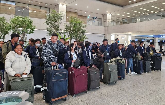 16일 국회 기후에너지환경노동위원회 소속 국민의힘 윤상현 의원실이 한국은행으로부터 제출받은 ‘외국인 근로자 본국 해외송금 현황’을 보면 지난 5년간 외국인 근로자(국내 장단기 취업자)들의 본국 송금액은 176억3080만달러(약 25조)로 집계됐다. 지난 3월 10일 청주국제공항에 입국한 캄보디아 외국인 계절근로자. / 진천군