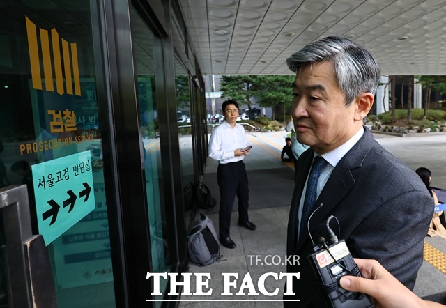 조태용 전 국정원장이 17일 내란 사건을 수사하는 조은석 특별검사팀 사무실에 피의자 신분으로 출석하고 있다. /뉴시스