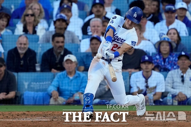 LA 다저스 토미 에드먼이 17일(한국시간) 밀워키와의 내셔널리그 챔피언십시리즈 3차전서 6회말 결승타를 때리고 있다. /로스앤젤레스=AP.뉴시스