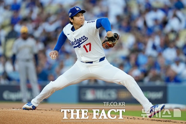 LA 다저스 오타니 쇼헤이가 18일(한국시간) 밀워키와의 내셔널리그 챔피언십시리즈 4차전서 역투하고 있다. 오타니는 선발 6이닝 동안 10개의 삼진을 잡아내며 무실점으로 던졌다. /로스앤젤레스=AP.뉴시스