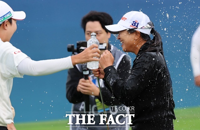 19일 오후 전남 해남 파인비치 골프링크스에서 열린 BMW 레이디스 챔피언십 2025 파이널 라운드에서 24언더파로 최종 우승한 김세영이 동료 선수들로부터 축하를 받고 있다./해남=뉴시스