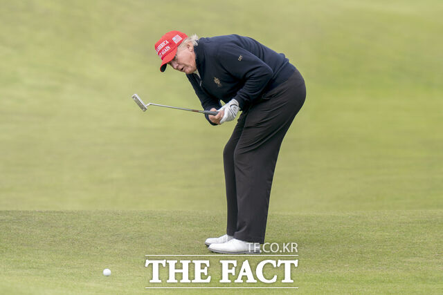 18일(이하 현지시간) 백악관 풀기자단과 현지 언론 등에 따르면 도널드 트럼프 미국 대통령은 이날 미국 플로리다주 마러라고 골프장에서 국내 재계 총수들과 함께 회동을 가졌다. 사진은 트럼프 대통령이 지난 2023년 3월 2일(현지시간) 영국 스코틀랜드의 턴베리 골프장에서 골프를 치는 모습. /텐베리=뉴시스