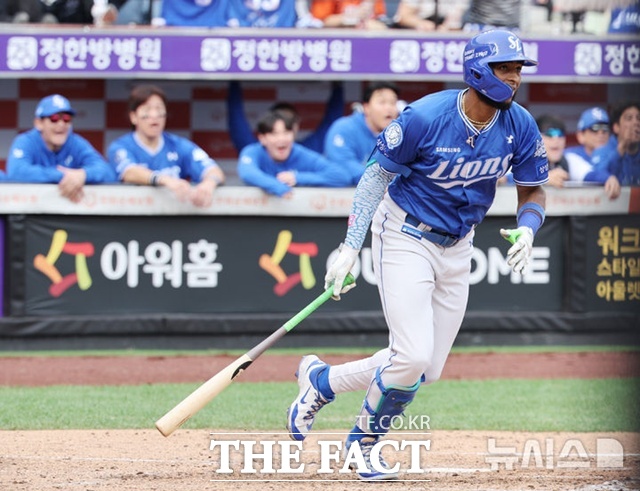 이번 시즌 홈런왕 삼성의 디아즈는 포스트시즌 들어서도 식지 않은 타격감을 자랑하고 있다. 디아즈가 19일 한화와의 플레이오프 2차전에서 3회초 역전 2루타를 치고 있다. /대전=뉴시스