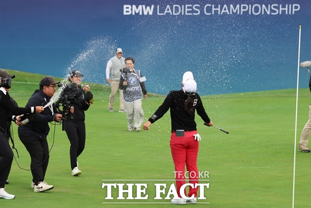 24언더파로 최종 우승한 뒤 기쁨에 젖어있는 김세영./해남=뉴시스