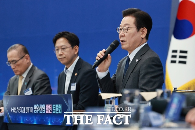 이재명 대통령이 20일 경기도 고양 킨텍스에서 열린 방위산업 발전 토론회에서 발언하고 있다. /뉴시스