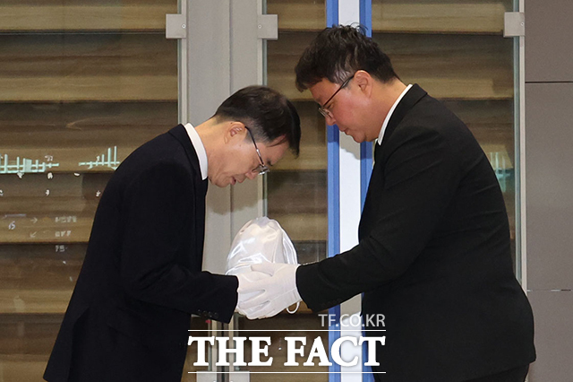 캄보디아 범죄단지에서 고문 당해 숨진 한국인 대학생 박모(22) 씨의 유해가 21일 국내 송환됐다. 지난 8월8일 숨진 채 발견된 지 74일 만이다. /뉴시스