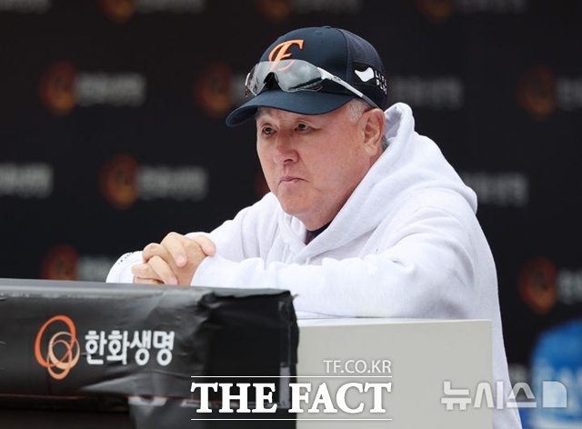 평소 '뚝심'과 '믿음'의 야구를 보였던 김경문 한화 이글스 감독이 삼성 라이온즈와의 플레이오프에서 '승부사'로 변신했다. /대구=뉴시스