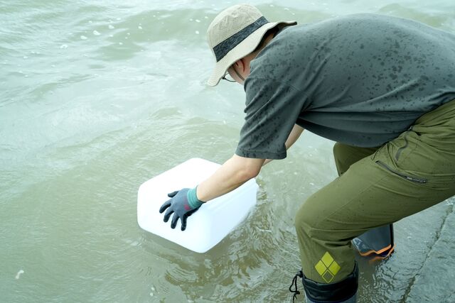 정부가 북한 평산 우라늄공장 폐수 우려와 관련해 정기모니터링을 시행한 결과 이상 징후가 나타나지 않았다고 21일 밝혔다. 사진은 지난 7월 4일 강화도에서 한국원자력안전기술원 전문가가 시료를 채취하고 있는 모습. / 원자력안전위원회