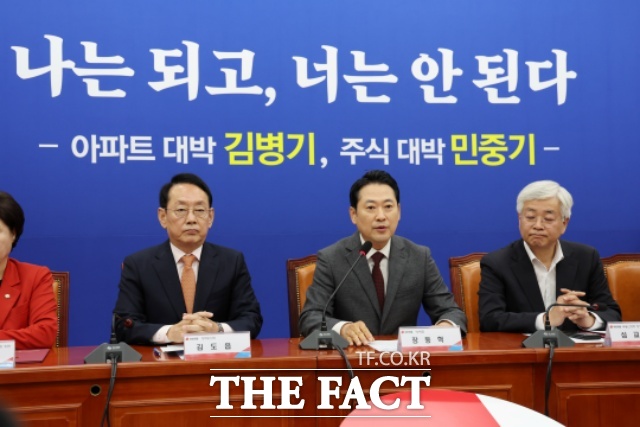 국민의힘이 22일 과거 법관 시절 미공개 정보를 이용해 주식을 거래했다는 의혹을 받는 민중기 특별검사를 자본시장법 위반 등 혐의로 고발했다. 사진은 장동혁 국민의힘 대표가 22일 오전 서울 여의도 국회에서 부동산 정책 정상화 특별위원회 제1차 전체회의에서 발언하고 있는 모습. /뉴시스