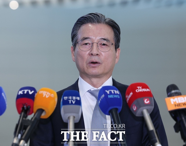 22일 미국과의 관세협상을 위해 다시 출국하는 김용범 대통령실 정책실장은 미국이 원하는 안이 아니라 우리 국익에 최선이 되는 협상안을 만들기 위해 간다고 밝혔다. 김 실장이 16일 인천국제공항에서 워싱턴 D.C.로 출국하기에 앞서 취재진의 질문에 답하고 있다. /뉴시스