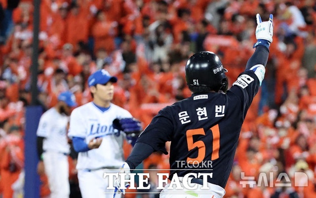 한화 문현빈이 5회초 우월 3점 홈런을 날린 뒤 1루측 응원석에 손을 들어 보이고 있다. /대구=뉴시스