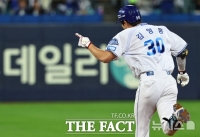  ‘A Hero Is Born’ 김영웅 대포 2방에 삼성 '기사회생'…0-4→7-4로 뒤집었다 [PO 4차전]