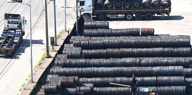 무역위는 23일 덤핑으로 인한 국내산업 피해조사 관련 2건의 공청회를 개최하고 제465차 무역위원회를 열어 2건의 조사개시에 대해 보고 받았다. 사진은 지난 8월 18일 평택항에 쌓인 철강제품. / 뉴시스