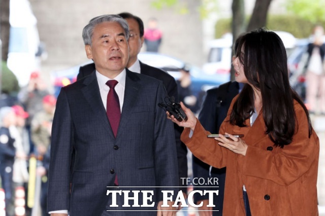 채상병 사건 수사 외압 의혹의 핵심 피의자인 이종섭 전 국방부 장관의 구속영장실질심사가 약 2시간 20분만에 끝났다. 이 전 장관이 23일 서울 서초구 서울중앙지방법원에서 열린 구속영장실질심사에 출석하고 있다./뉴시스