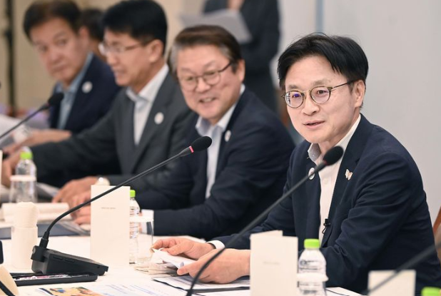 산업통상부는 APEC 정상회의 주간 다양한 경제인 행사를 역대 최대규모로 개최해 기업의 수출, 투자 확산의 계기로 활용한다고 23일 밝혔다. 사진은 지난달 18일 APEC 경제인 행사 추진위원회 회의를 주재하고 있는 김정관 산업부 장관(맨 앞). / 산업부