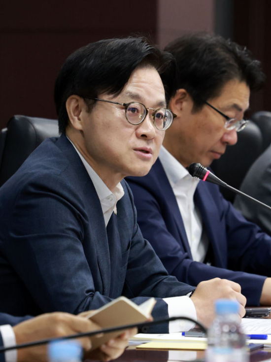 산업부는 제14차 소재·부품·장비 경쟁력 강화 위원회를 개최하고 현재 430만건 수준의 소재 데이터를 2030년까지 1500만건 이상으로 확대한다고 23일 밝혔다. 사진은 지난 10일 서울 종로구 한국무역보험공사 대회의실에서 열린 산업통상부 공공기관장 회의에 참석한 김 장관. / 뉴시스