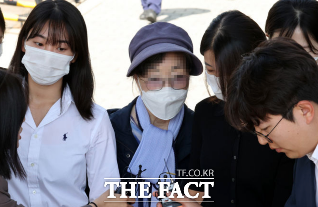 김건희 여사 연루 의혹을 수사하는 민중기 특별검사팀이 김 여사의 모친 최은순 씨와 오빠 김진우 씨를 불러 조사한다. 잔고증명서를 위조한 혐의로 복역 중인 윤석열 대통령의 장모 최은순 씨가 지난해 5월14일 서울 송파구 서울동부구치소에서 가석방되고 있다. 앞서 법무부 가석방심사위원회(심사위)는 지난 8일 최씨에 관한 가석방 심사를 진행한 뒤 만장일치로 적격 판단을 내렸다. /