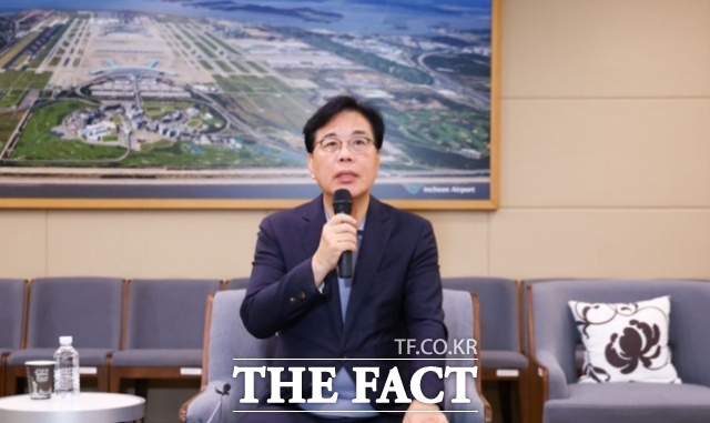 국회 외교통일위원회 캄보디아 방문 일정을 마치고 귀국한 송언석 국민의힘 원내대표가 23일 오전 인천국제공항 1터미널에서 캄보디아 사태 관련 기자간담회를 하고 있다. /뉴시스