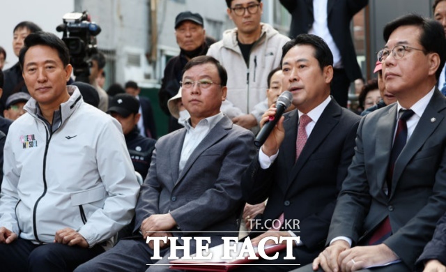 24일 오전 서울 노원구 상계5 재정비촉진구역에서 열린 국민의힘 부동산 대책 현장 회의에서 발언하고 있다. 왼쪽은 오세훈 시장./뉴시스