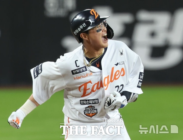 한화 채은성이 24일 삼성과의 플레이오프 5차전에서 3회말 2타점 적시타를 친 뒤 포효하고 있다. 채은성은 4타수 3안타 5타점으로 승리를 이끌었다. /대전=뉴시스
