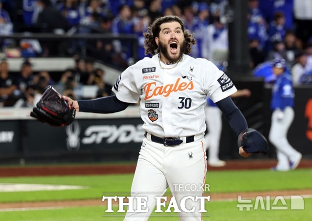 한화 코디 폰세가 24일 삼성과의 플레이오프 5차전에서 선발 5이닝을 1실점으로 막아 팀을 한국시리즈로 이끌었다. 5회초 삼성 공격을 무실점으로 막은 뒤 더그아웃으로 들어가면서 관중들을 향해 환호하고 있다. /대전=뉴시스