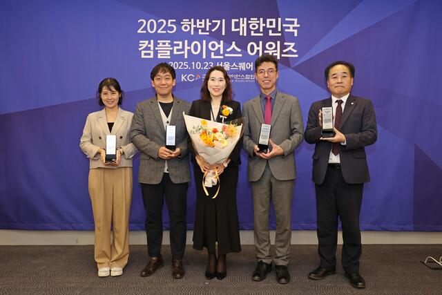 한국전력은 지난 23일 서울스퀘어에서 열린 2025년 하반기 대한민국 컴플라이언스 어워즈에서 공공기관 대상을 수상했다. / 한전