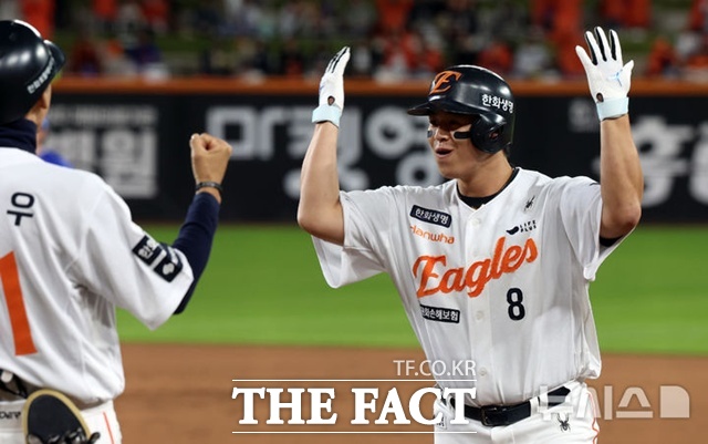 한화 노시환이 24일 삼성과의 플레이오프 5차전에서 3회말 득점을 올린 뒤 더그아웃 앞에서 동료들의 환영을 받고 있다. 노시환은 5타수 4안타 1타점의 맹타를 휘둘렀다. /대전=뉴시스
