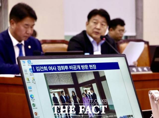 양문석 더불어민주당 의원이 22일 오전 서울 여의도 국회 문화체육관광위원회에서 열린 국립중앙박물관 등에 대한 국정감사에서 정용석 국립박물관문화재단 사장에게 김건희 여사의 경복궁 근정전 용상 착석 의혹에 대해 질의하고 있다. 2025.10.22. /뉴시스