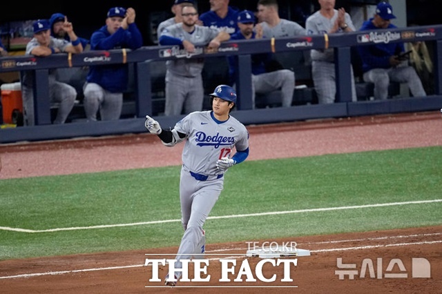 LA 다저스 오타니 쇼헤이가 25일(한국시간) 토론토와의 월드시리즈 1차전서 7회초 중월 2점 홈런을 터트린 뒤 1루를 지나고 있다. /토론토=AP.뉴시스