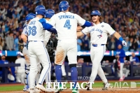  토론토 타선, 다저스 마운드 ‘융단 폭격’…11-4 기선제압, 오타니 뒤늦은 홈런 [WS 1차전]
