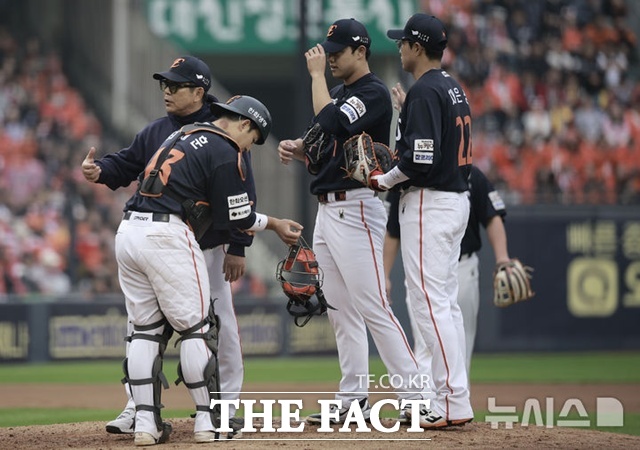 한화 문동주가 26일 LG와의 한국시리즈 1차전서 5회말 강판되고 있다. 삼성과의 플레이오프에서 무실점 호투했던 문동주는 5이닝을 마치지 못하고 4실점했다. /잠실=뉴시스