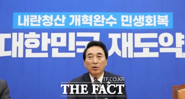 여야가 정부의 10·15 부동산 정책을 두고 날 선 공방을 이어가고 있다. 사진은 박수현 더불어민주당 수석대변인이 26일 오전 서울 여의도 국회에서 열린 현안관련 기자간담회에서 발언을 하고 있는 모습. /뉴시스