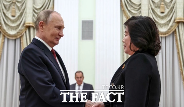 사진은 라디미르 푸틴(왼쪽) 러시아 대통령이 지난해 11월4일(현지시각) 모스크바 크렘린궁에서 최선희 북한 외무상과 악수하고 있는 모습. /뉴시스