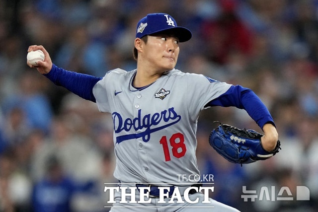 LA 다저스 야마모토 요시노부가 26일(한국시간) 토론토와의 월드시리즈 2차전서 혼신의 투구를 하고 있다. 야마모토는 4피안타 1실점으로 완투승을 거뒀다. /토론토=AP.뉴시스
